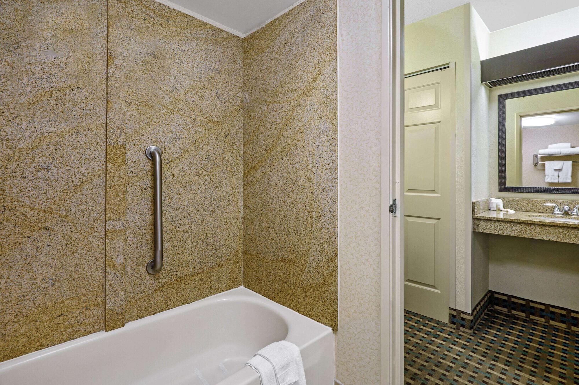 La Quinta Inn By Wyndham Columbia Se Fort Jackson Dış mekan fotoğraf